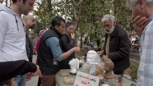 Teherán, Írán-2019-04-03-Street umělec prodává sochy — Stock video