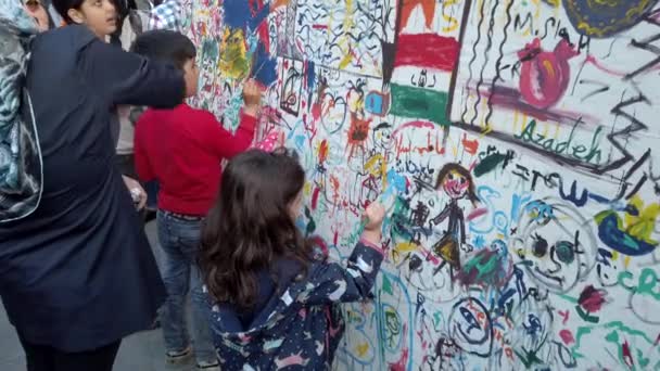 Teheran, iran - 2019-04-03 - Straßenfest Unterhaltung 8 - Kinder malen Wand — Stockvideo