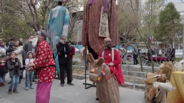 Teherán, Irán-2019-04-03-Street Fair Entertainment 7-gyermekek skit 4 — Stock videók