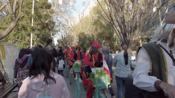 Teheran, Iran-2019-04-03-Street Fair Entertainment 11-nya år svart ansikte Santa — Stockvideo