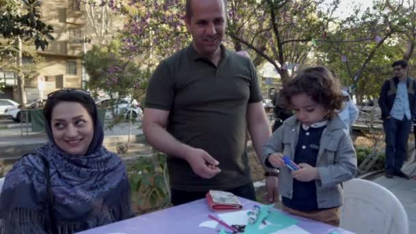 Teheran, Iran-2019-04-03-Street Fair Entertainment 10-barn hantverk tabell 2 — Stockvideo