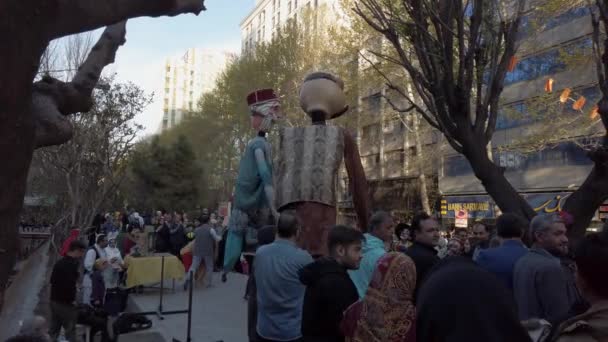 Тегеран, Иран - 2019-04-03 - Street Fair Entertainment 3 - Giant Puppets Dance — стоковое видео