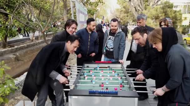 Teherán, Írán-2019-04-03-Street Fair zábava 16-foosball 2-dlouhý bod pro dospělé — Stock video