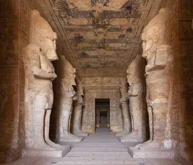 Kom Ombo Tapınağı'nda Dev Taş Heykeller