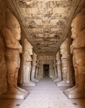 Kom Ombo Tapınağı'nda Dev Taş Heykeller