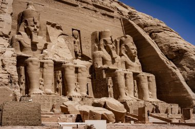 Kom Ombo Tapınağı'nda Dev Taş Heykeller