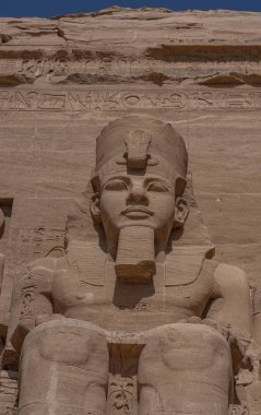 Kom Ombo Tapınağı'nda Dev Taş Heykeller