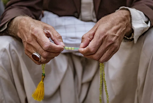 Μουσουλμάνος άνθρωπος χρησιμοποιεί τις χάντρες προσευχή του — Φωτογραφία Αρχείου