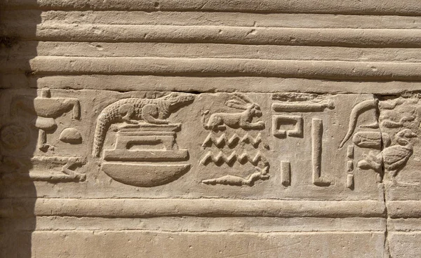 Tallados Jeroglíficos de Piedra en el Templo de Kom Ombo — Foto de Stock