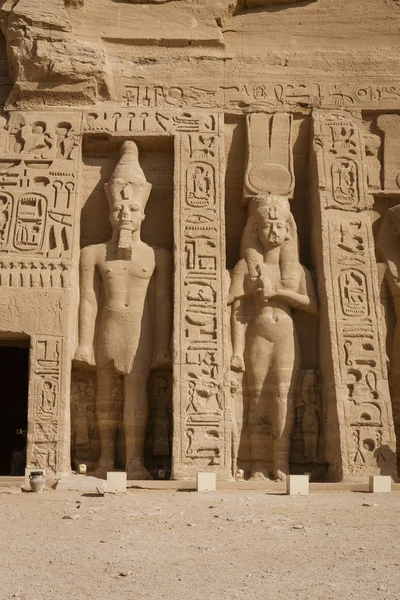 Kom Ombo Tapınağı'nda Dev Taş Heykeller — Stok fotoğraf