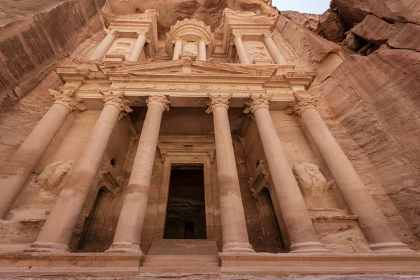 O Tesouro em Petra Ruínas na Jordânia — Fotografia de Stock