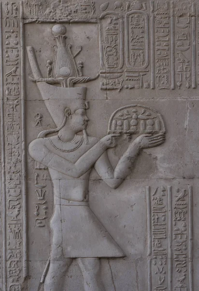 Sten hieroglyfiska ristningar vid kom Ombo-templet — Stockfoto