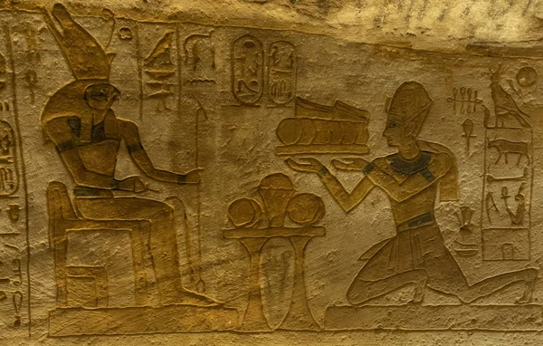 Sten hieroglyfiska ristningar vid kom Ombo-templet — Stockfoto