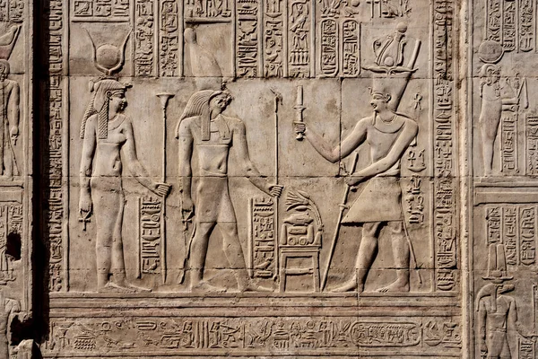 Kom Ombo Tapınağı'nda Taş Hiyeroglif Oymalar