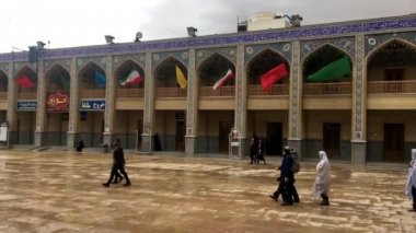 Shirahz, İran - 2019-04-09 - Şah Cheraugh Temple Plaza 1 - trafik ve bayraklar