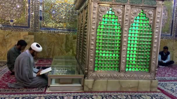 Shirahz, Iran - 2019-04-09 - Shah Cheraugh Temple Mirror Tomb 2 - Pregare — Video Stock