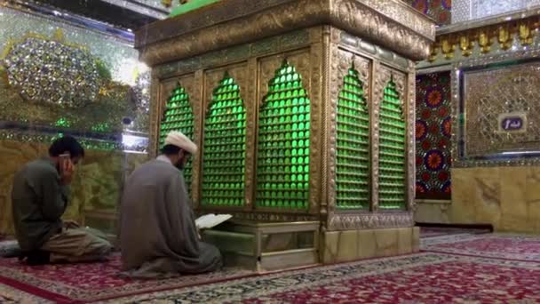 Shirahz, Írán-2019-04-09-Šáh Cheraugh chrám zrcadlového hrobu 1-modlící se a mobil — Stock video