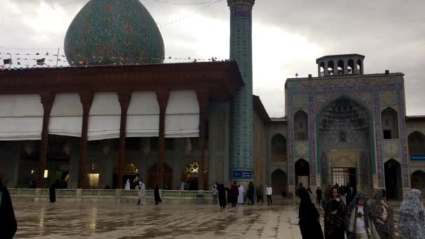 Shirahz, Iran-2019-04-09-Shah Cheraugh Temple Plaza 2-trafik och vertikal Pan — Stockvideo