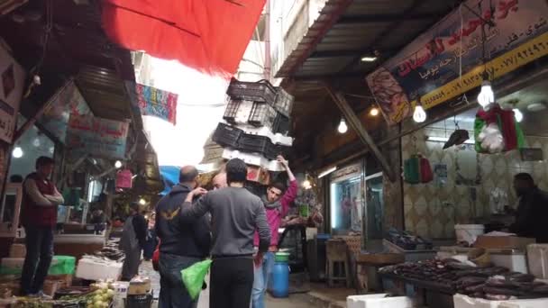 Amã, Jordânia - 2019-04-18 - Homem carrega enorme pilha de caixas vazias no mercado — Vídeo de Stock