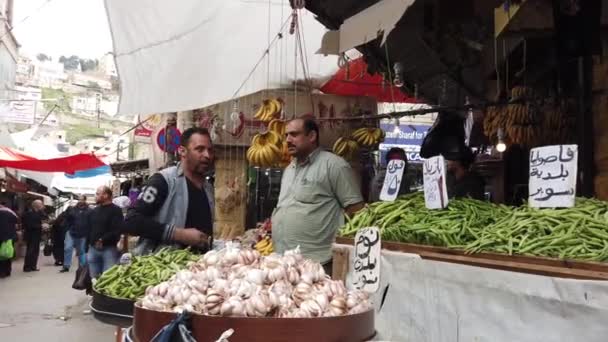 Amman, Jordania-2019-04-18-czosnek ulica sprzedawca mówi do klienta — Wideo stockowe