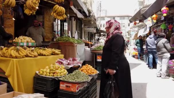 Amman, Jordan - 2019-04-18 - Woman Buys Fruits From Market Bazaar — Stock Video