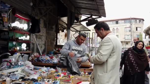 Amman, Iordania 2019-04-18 - Vânzătorul stradal face o vânzare și schimbă numerar — Videoclip de stoc