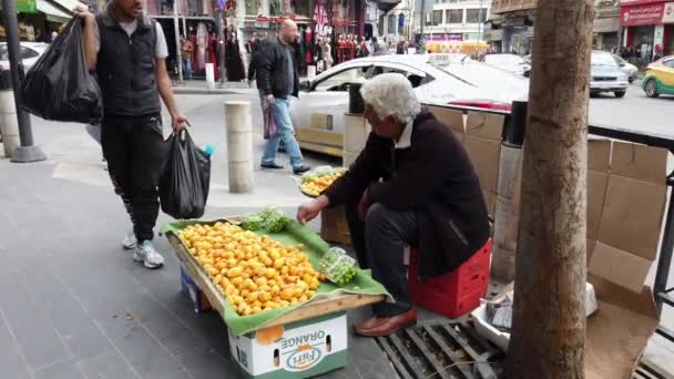 Amman, Yordania - 2019-04-18 - Street Vendor Sits on Crate Hoping To Sell His Fruits — Stok Video