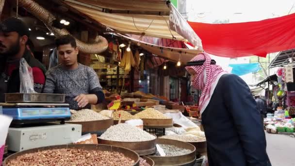 Ammán, Jordania - 2019-04-18 - Hombre compra frutos secos de mercado bazar — Vídeos de Stock