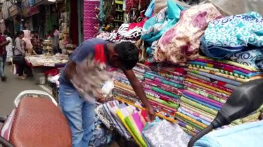Colombo, Sri Lanka - 2019-03-21 - Sokak Bezi Satıcısı EnvanterTemizler