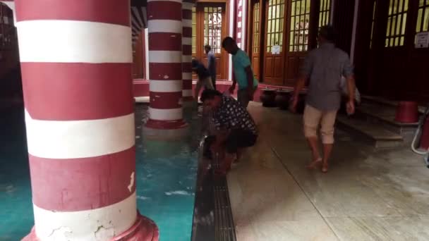 Colombo, Sri Lanka-2019-03-21-Jami UL-Alfar Masjid Röda moskén 2-Ablution Side — Stockvideo