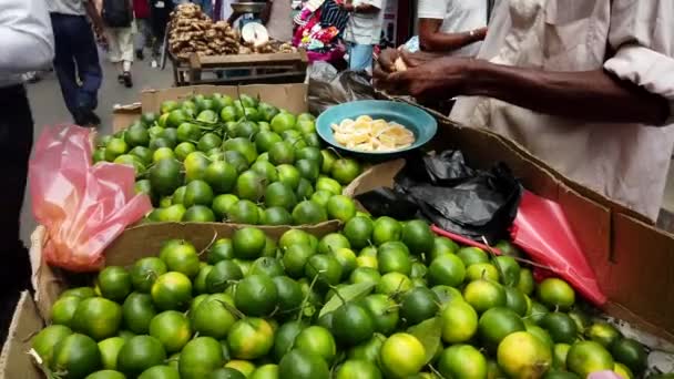 Street lime säljaren Peels frukt för visning och provtagning — Stockvideo
