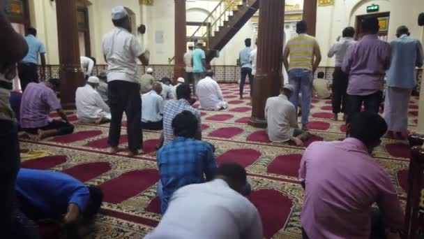 Colombo, Sri Lanka-2019-03-21-Jami ul-Alfar Masjid Rode Moskee 4-bidden 2 — Stockvideo