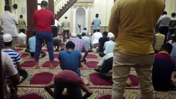 Colombo, Srí Lanka-2019-03-21-Jami Ul-Alfar Masjid červená mešita 3-modlení — Stock video
