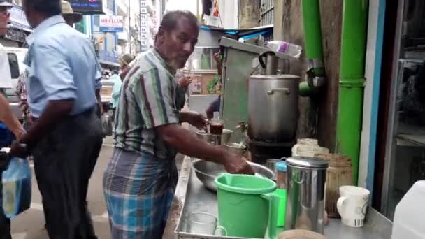 Коломбо, Шри-Ланка - 2019-03-21 - Man Makes Coffee on Street While Being Photographed — стоковое видео