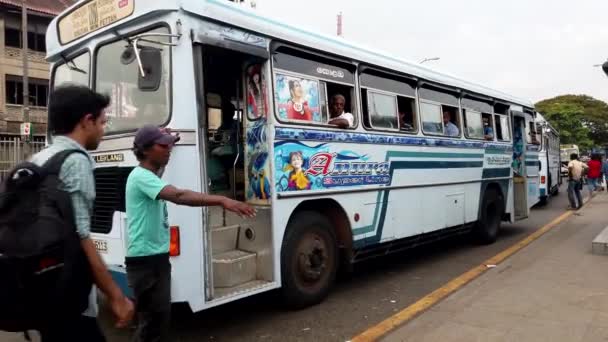 Colombo, Sri Lanka - 2019-03-21 - Busker obtém mais pilotos para ônibus — Vídeo de Stock