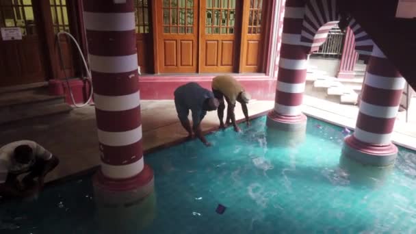 Colombo, Sri Lanka-2019-03-21-Jami ul-Alfar Masjid Rode Moskee 5-Ablution van bovenaf — Stockvideo