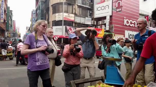 Colombo, Sri Lanka - 2019-03-21 - Fotoğrafçılar Swarming Meyve Satıcısı — Stok video