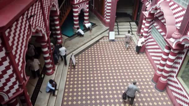 Colombo, Srí Lanka-2019-03-21-Jami Ul-Alfar Masjid červená mešita 6-pan z chrámu — Stock video