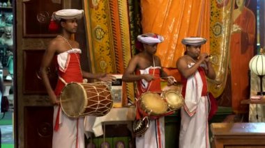 Colombo, Sri Lanka - 2019-03-21 - Temple Band İki Davul ve Bir Haranava Tarafı ile Çalış