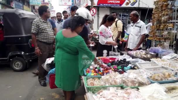 Colombo, Sri Lanka-2019-03-21-vrouw winkels voor haar decoraties — Stockvideo