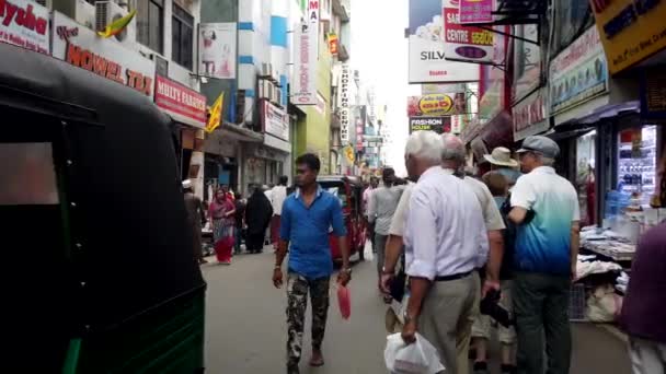 Colombo, Sri Lanka-2019-03-21-zwaar gemengd verkeer op de weg — Stockvideo