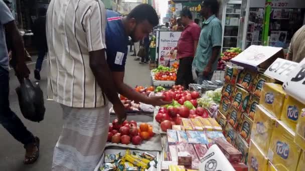 Colombo, Шри-Ланка - 2019-03-21 - Street Vendor Sells Pomogranet — стоковое видео