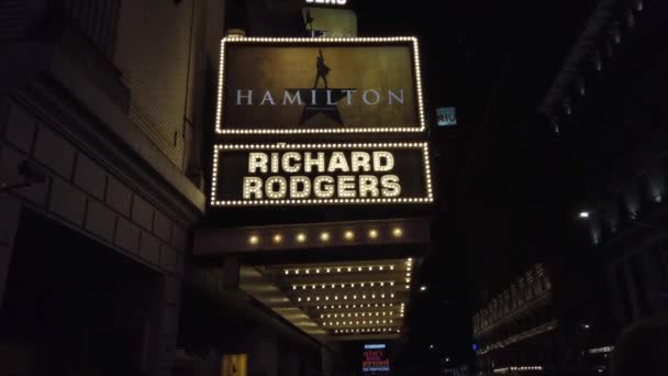 Nova Iorque, Nova Iorque - 2019-05-08 - Broadway 1 Hamilton Theater Marquee — Vídeo de Stock