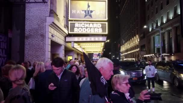 Nueva York, Nueva York - 2019-05-08 - Broadway 2 Hamilton Theater Marquee Crowds — Vídeos de Stock