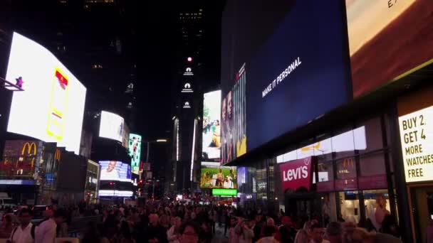 Nueva York, Nueva York - 2019-05-08 - Times Square Night 1 - Los amantes — Vídeos de Stock