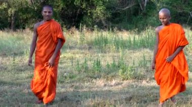 Haberna, Sri Lanka- 2019-03-22 - İki Genç Keşiş Saha Yakın çekiminde Kameraya Doğru Yürüyor