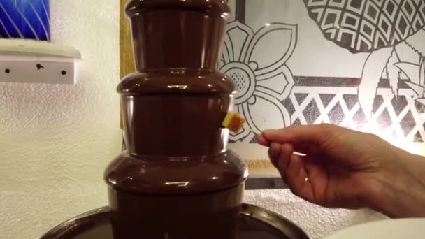チョコロットファウンテンディッピングピンナップルチャンク — ストック動画