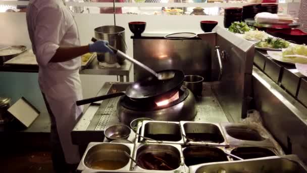 Haberna, Sri Lanka - 2019-03-22 - Шеф-повар готовит Stir Fry — стоковое видео