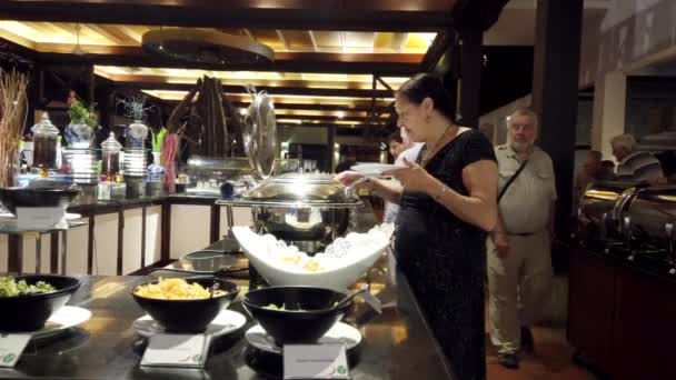 Haberna, sri lanka- 2019-03-22 - Buffet im gehobenen Restaurant — Stockvideo