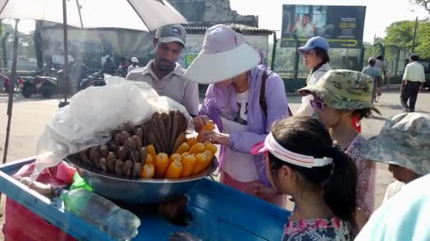 Nogombo, Sri Lanka-2019-03-22-familjen väljer öron av sockermajs från säljaren korg — Stockvideo